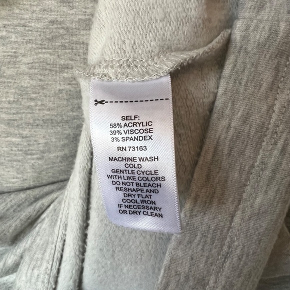 SALE ☘️ CABLE & GAUGE turtleneck 3/4 sleeve sweatshirt in light heather gray - Picture 8 of 14